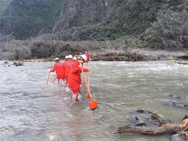 救援直击：救援尖兵徒步20公里赶到 搜救彻夜不停