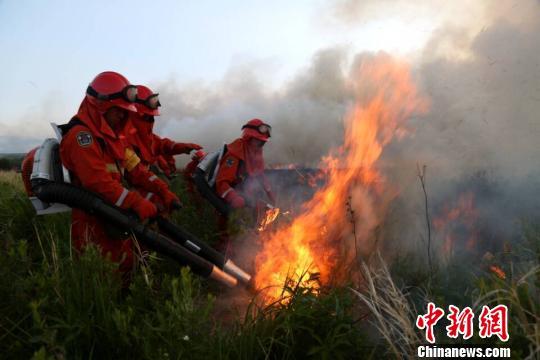 蒙古国大火逼近中国边境数百名官兵正堵截火头（图）