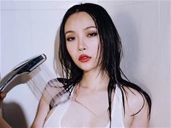 正点爆乳美女Jenny的白色连体衣湿身福利图